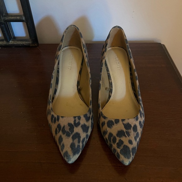 Old Navy. Size 6. Kitten Heel. Animal print. Lightly worn. - Picture 3 of 4